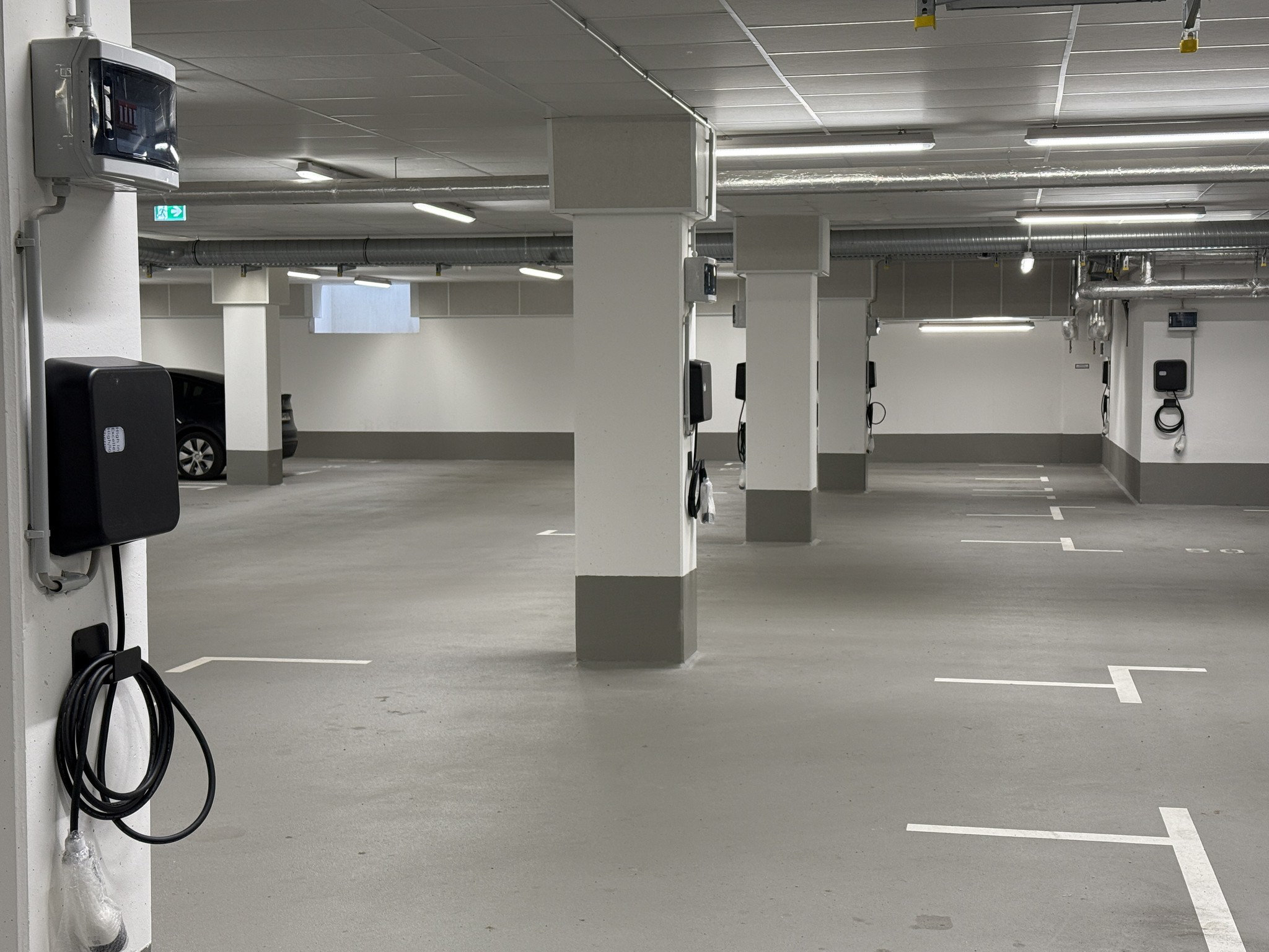 
                                 Parkgarage mit 25 cFos Power Brain Wallboxen - Foto 1
                              