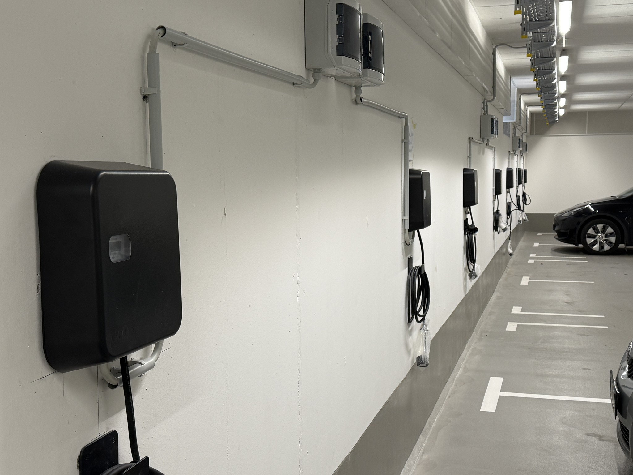 
                                 Parkgarage mit 25 cFos Power Brain Wallboxen - Foto 2
                              