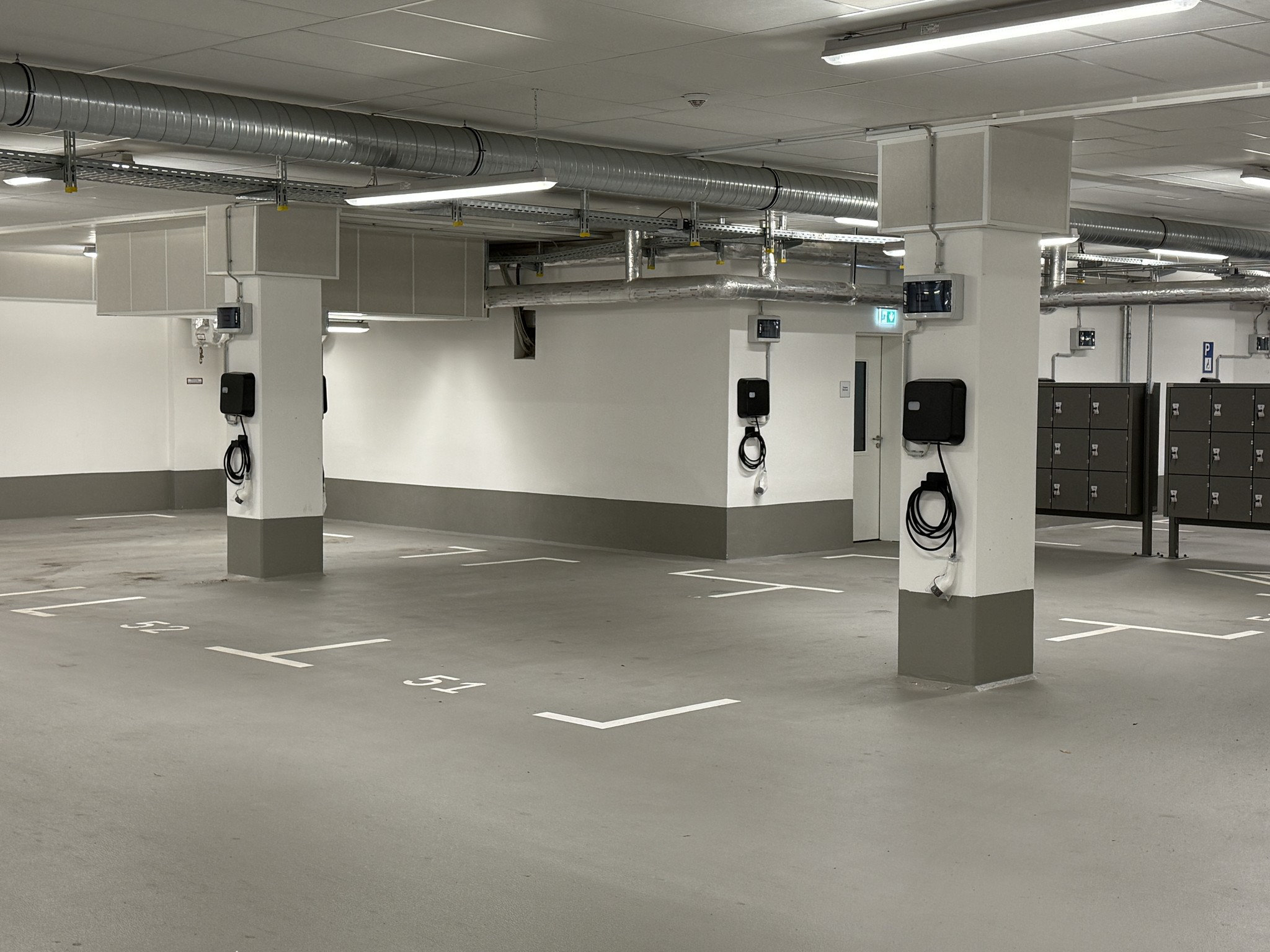 
                                 Parkgarage mit 25 cFos Power Brain Wallboxen - Foto 3
                              