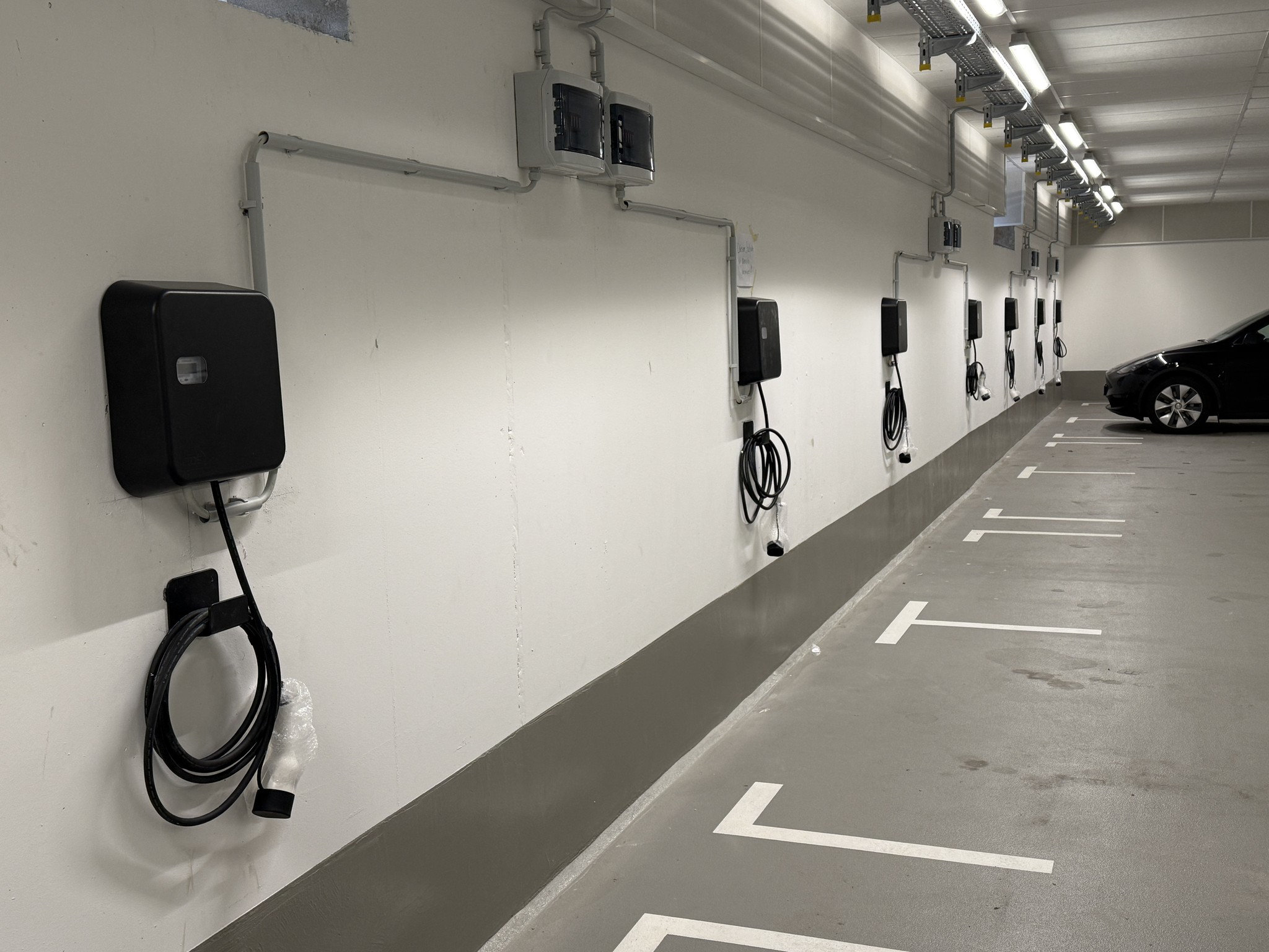 
                                 Parkgarage mit 25 cFos Power Brain Wallboxen - Foto 5
                              