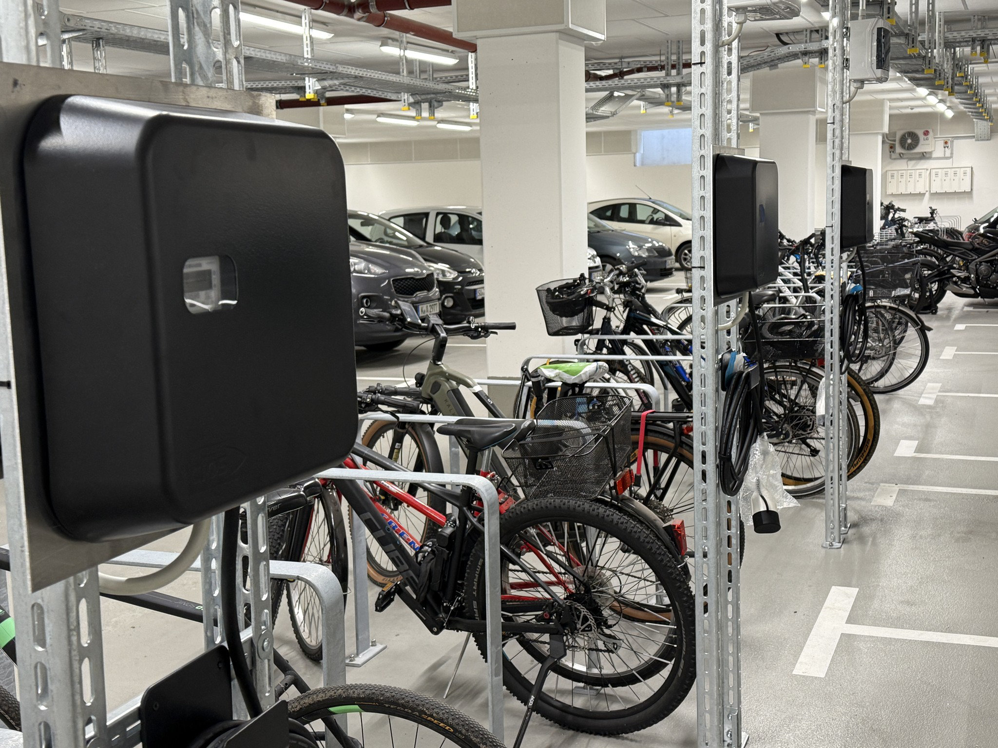 
                                 Parkgarage mit 25 cFos Power Brain Wallboxen - Foto 6
                              